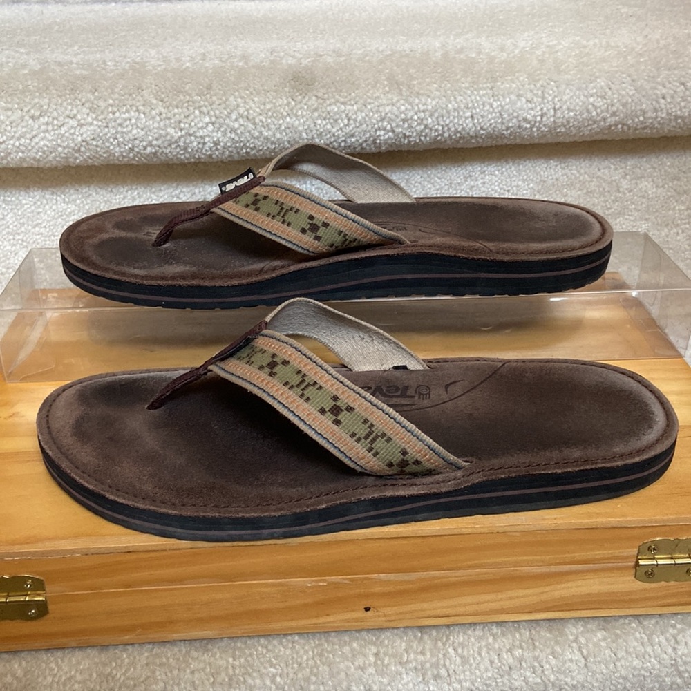 teva sandals / flip flops